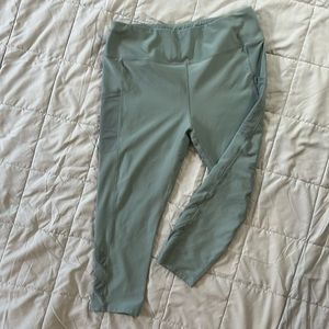 Mondetta XL capri leggings with pockets and mesh detail